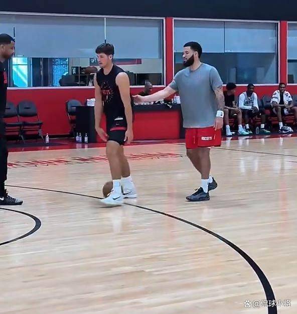 全明星赛今晚再迎强敌，休斯敦火箭单刀错失，主帅态度——悬念犹存，临场指挥获称赞的简单介绍