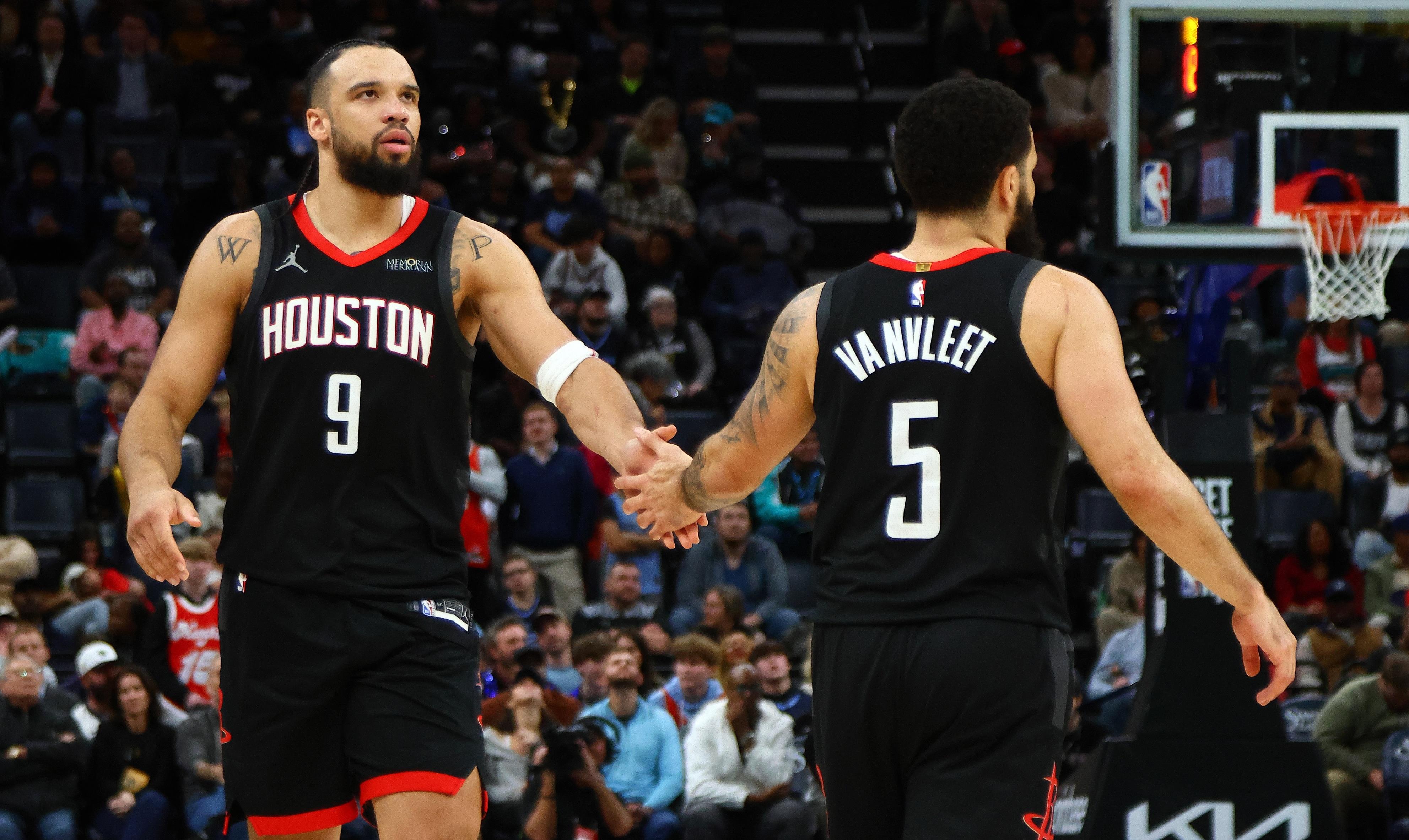 包含从丹佛掘金更衣室发声备战NBA常规赛到广东宏远内部沟通备战欧冠，转会期洛杉矶湖人调整名单以备NBA总决赛的词条